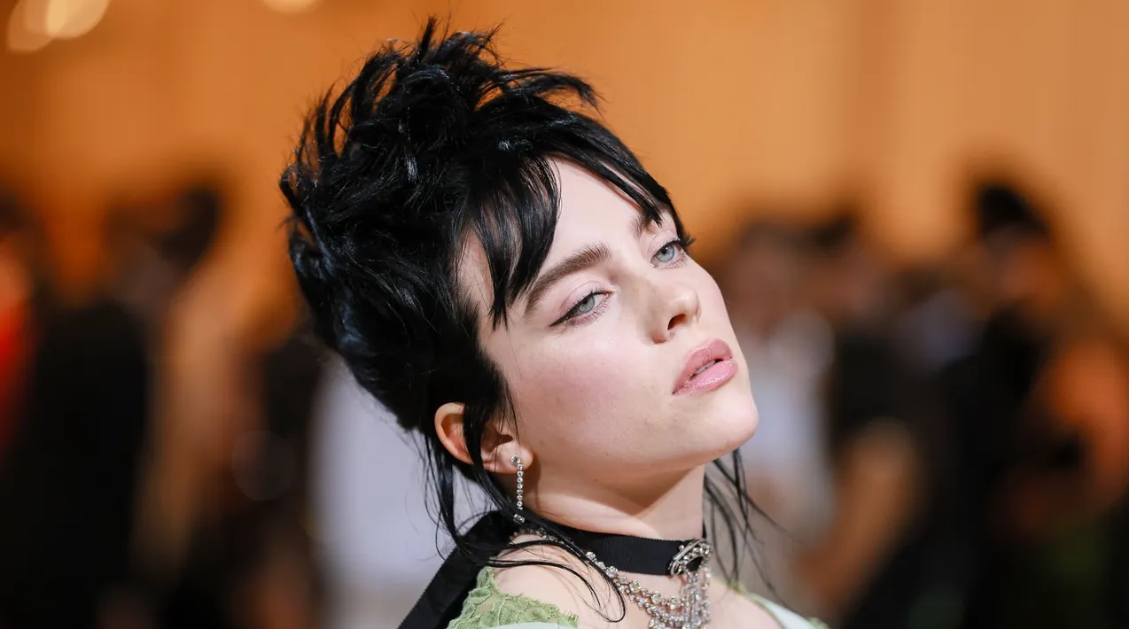 Billie Eilish e la sua statua al museo della cere di Hollywood, fan in rivolta: “Somiglia a 001 di Stranger Things” [FOTO]