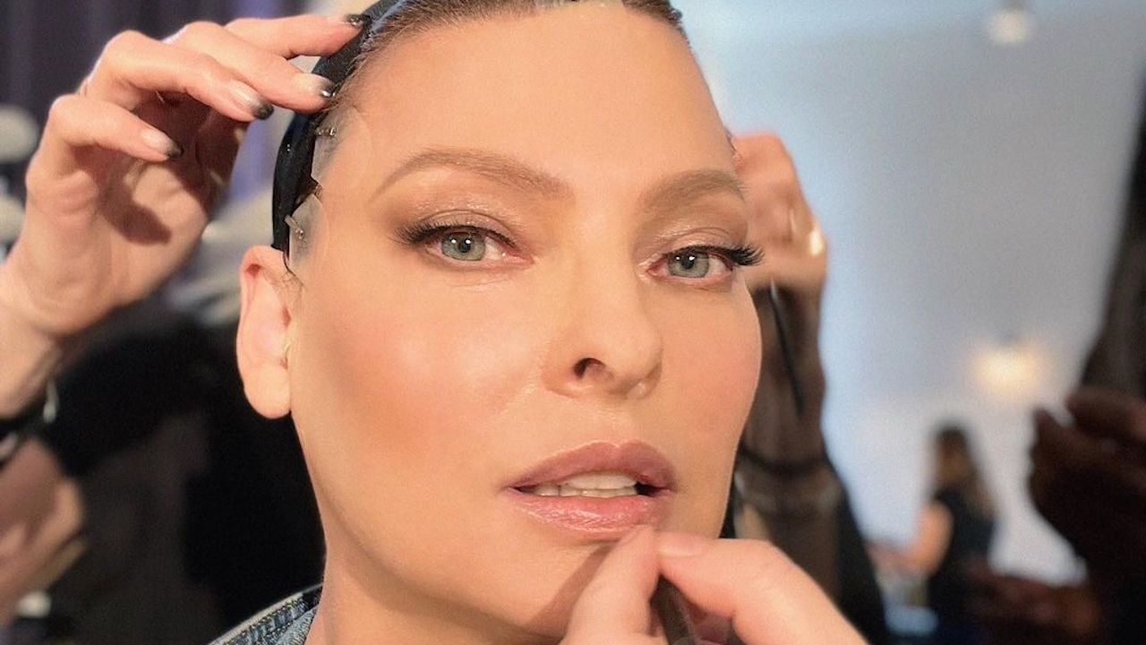 Linda Evangelista torna in copertina dopo essere stata sfigurata dalla criolipolisi: “questo non è il mio vero volto” [FOTO]