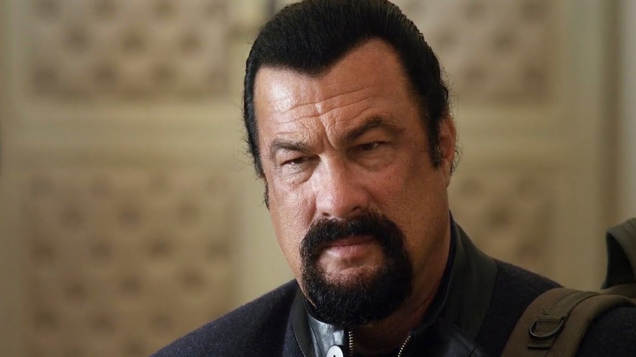 Steven Seagal e i controversi auguri di compleanno a Putin: “uno dei più grandi leader mondiali”