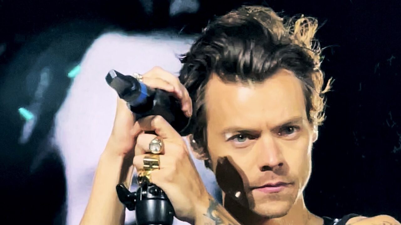 Harry Styles colpito da una bottiglia durante un concerto: la reazione dell’attore è sorprendente! [VIDEO]