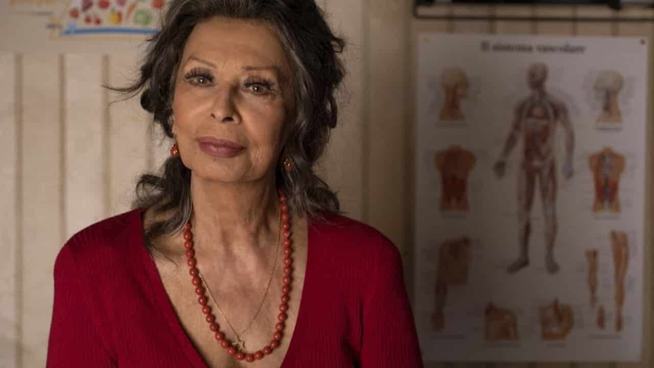 Sophia Loren inaugura a Milano un ristorante dedicato a lei: l’attrice accolta da una folla di fan [FOTO]