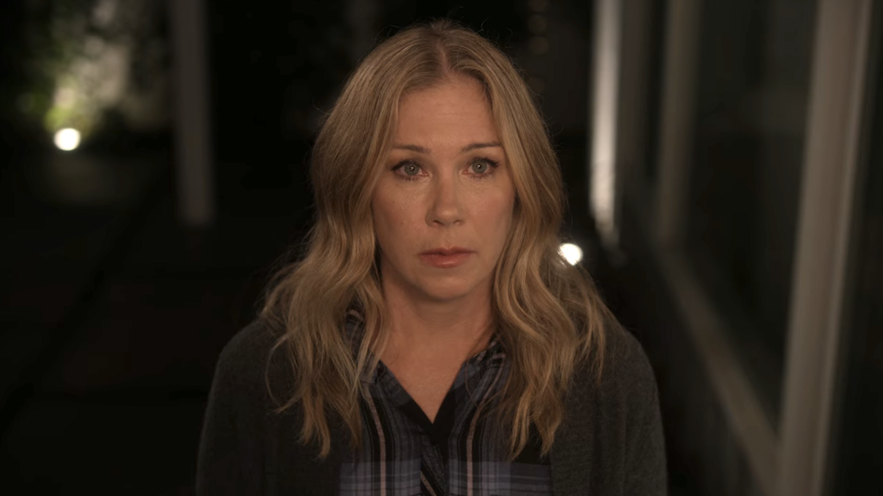 Christina Applegate: “non mi guardo più allo specchio, se lo facessi crollerei a terra in lacrime”