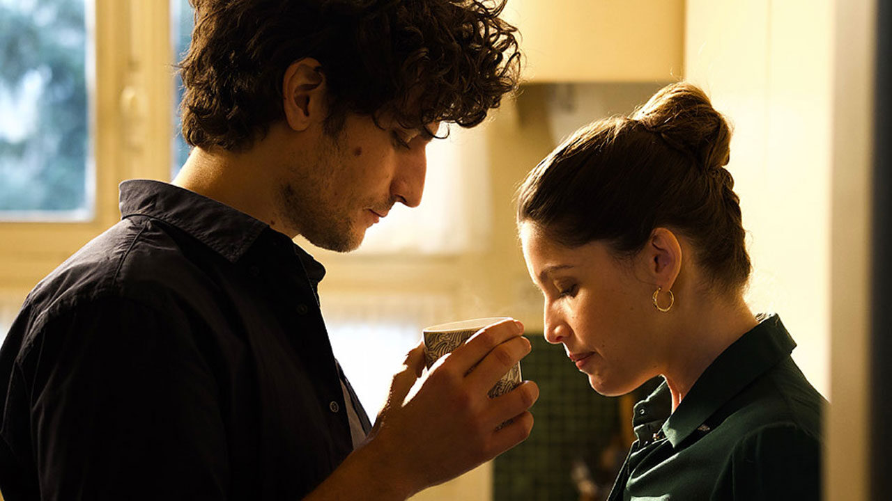 Louis Garrel e la fuga d’amore a Roma con Letizia Casta: fra baci ed effusioni la coppia appare più affiatata che mai!