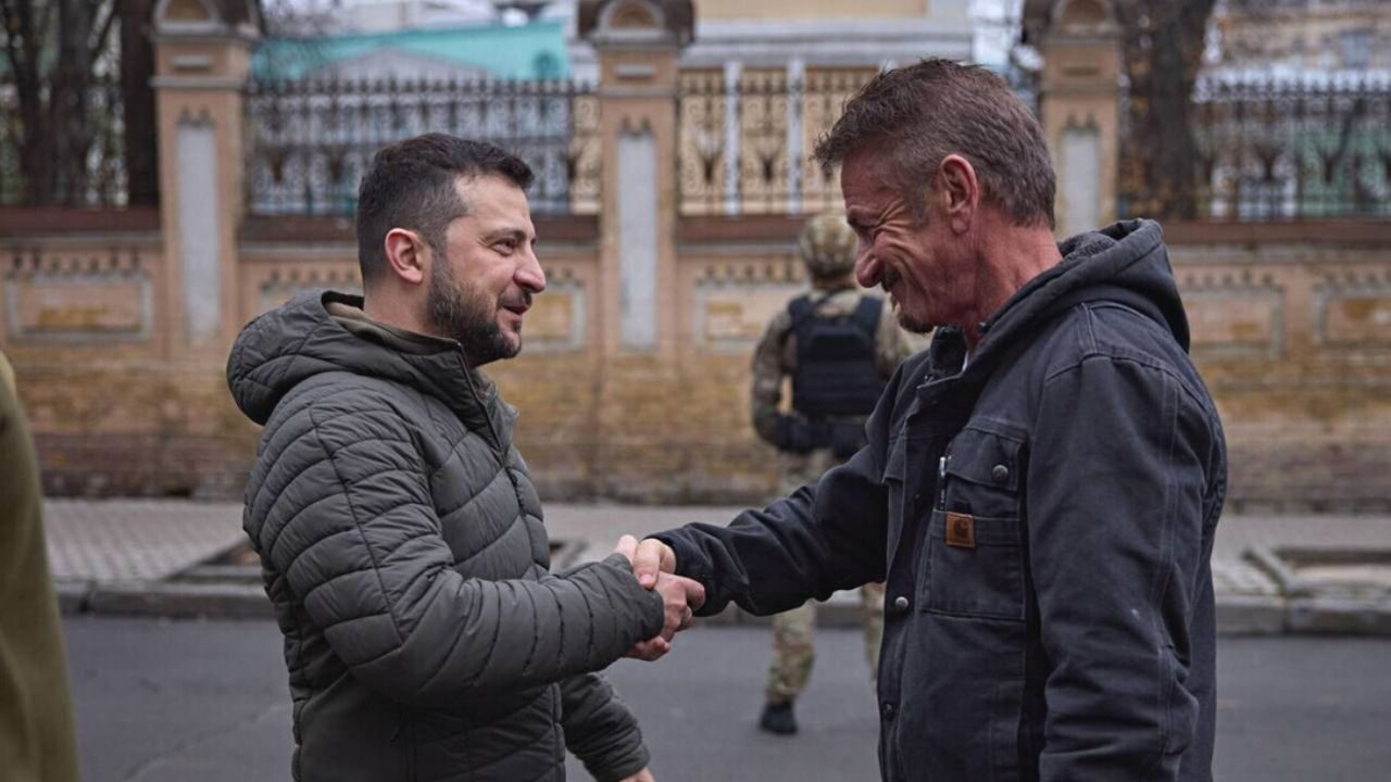 Sean Penn e l’inaspettato regalo al presidente ucraino Volodymyr Zelensky: “Se sarà qui con te, mi sentirò meglio”