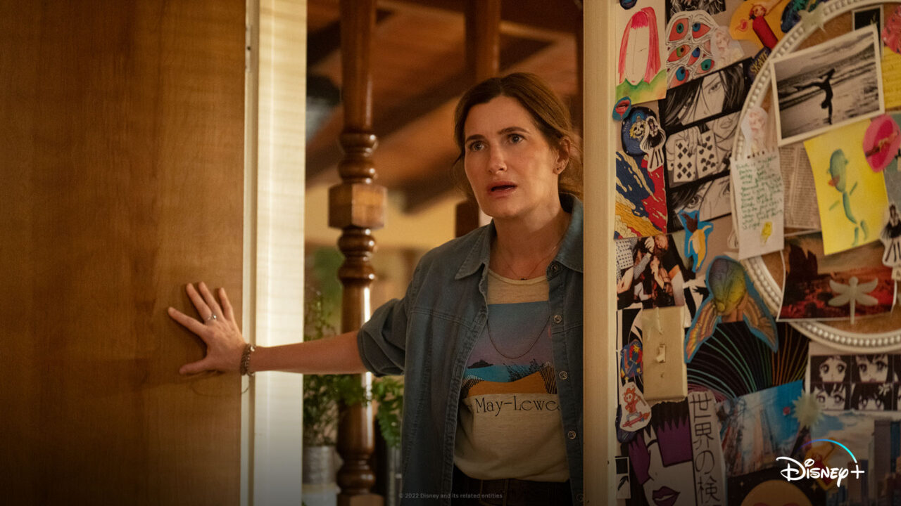 Tiny Beautiful Things: le prime immagini della serie Disney+ con Kathryn Hahn