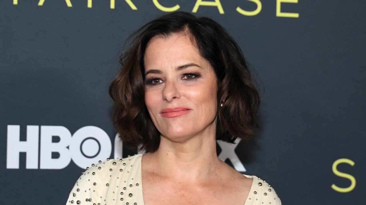 Parker Posey spara a zero su Hollywood: “Vedere quanto sia dominata dagli uomini spezza il cuore”