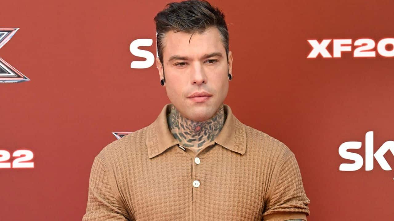 Fedez di nuovo in ospedale, tranquillizza i fan: “Non ve l’ho raccontato ma ho dovuto farmi riaprire”