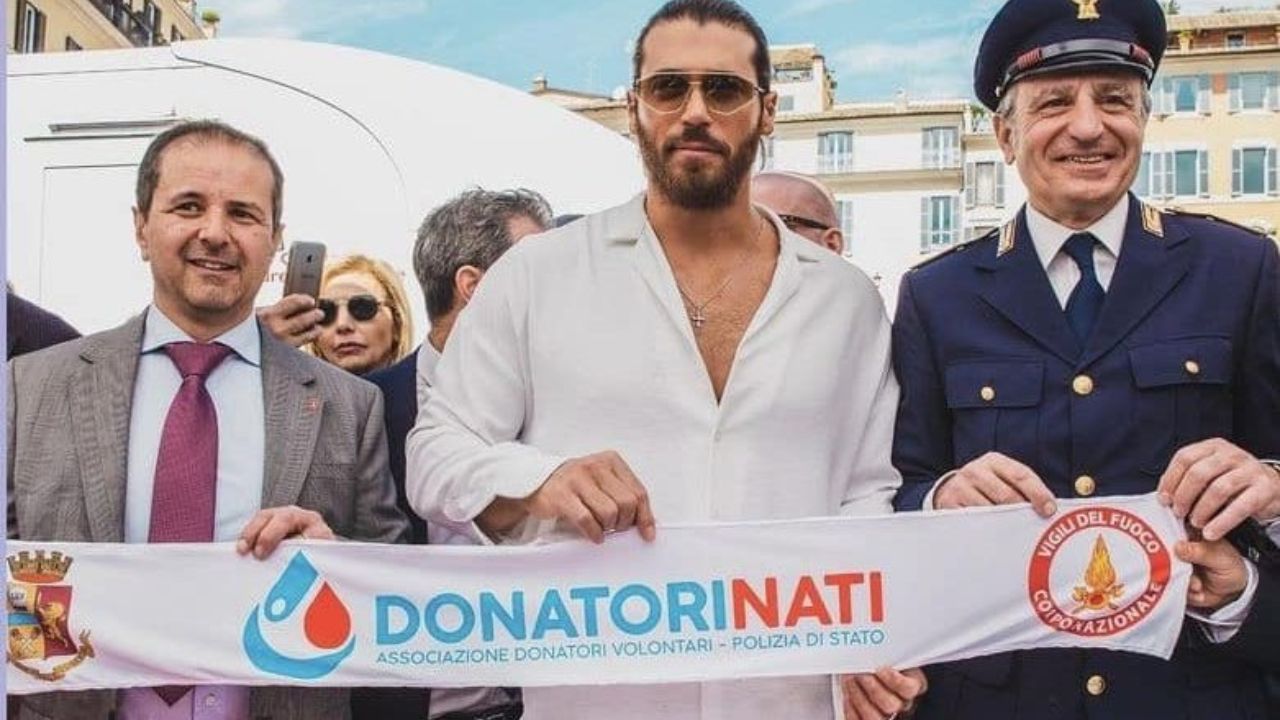 Can Yaman con i donatori di sangue in Piazza di Spagna - Cinematographe.it