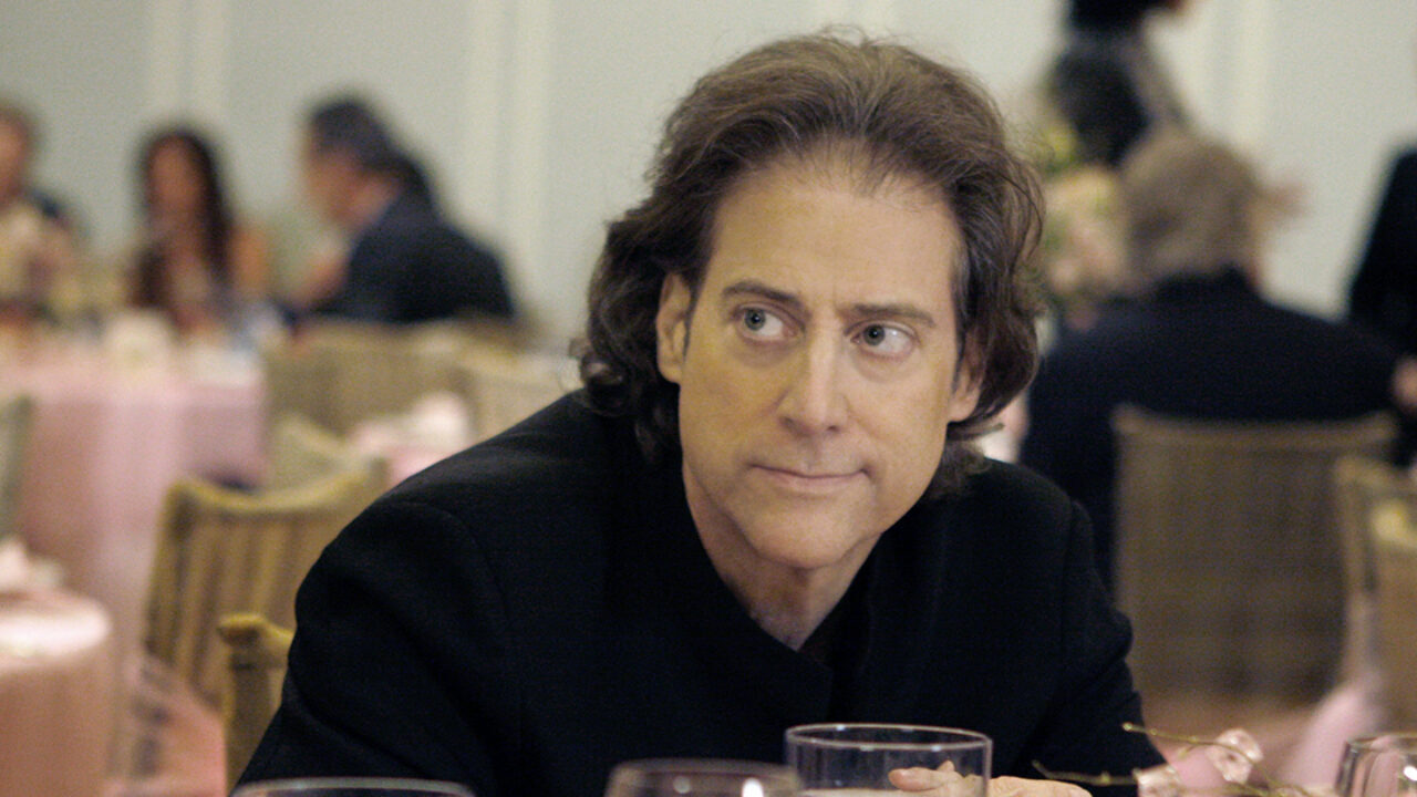 Richard Lewis e il drammatico annuncio ai fan: “ho il morbo di Parkinson” [VIDEO]