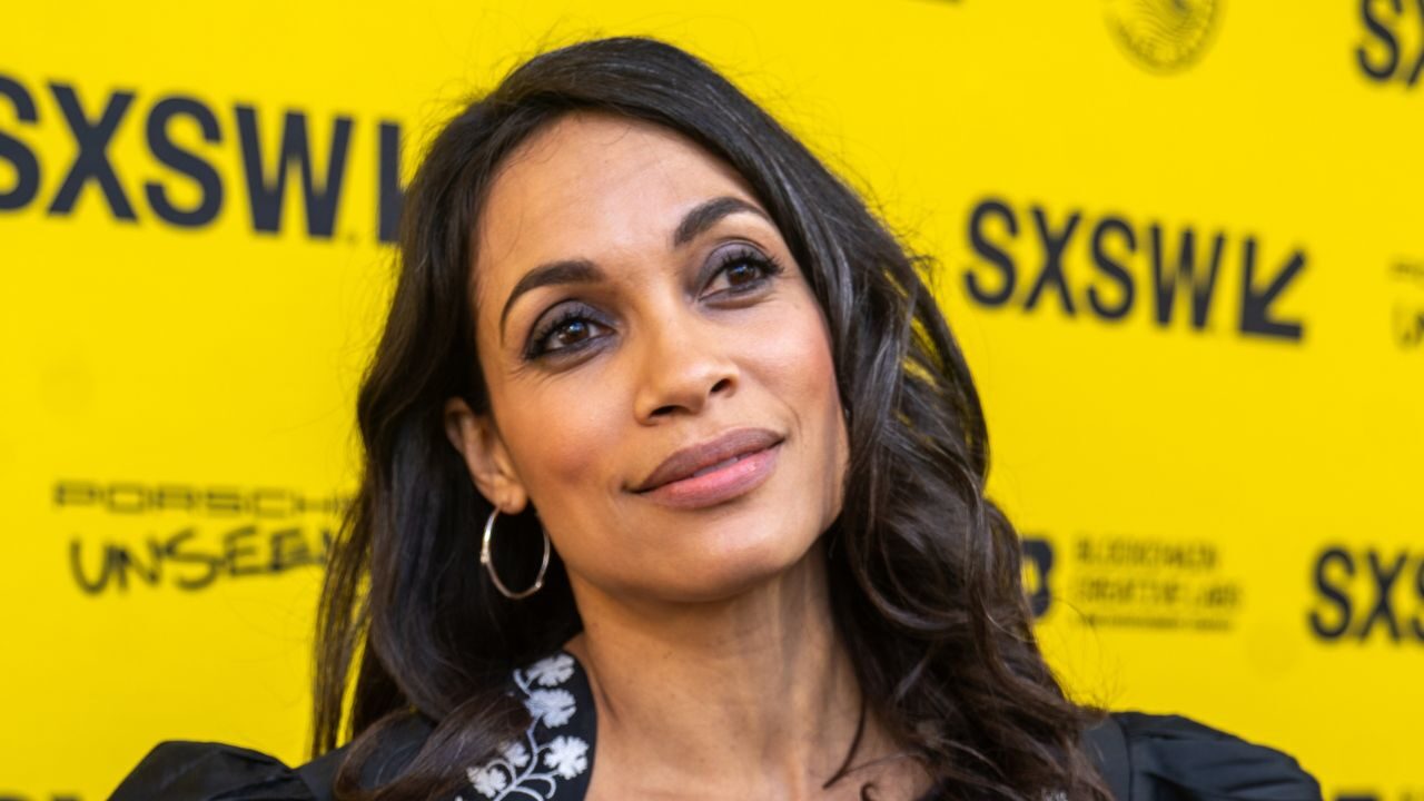 Rosario Dawson e i suoi 44 anni da urlo in topless! Le foto dell’attrice in occasione del compleanno sbalordiscono i fan