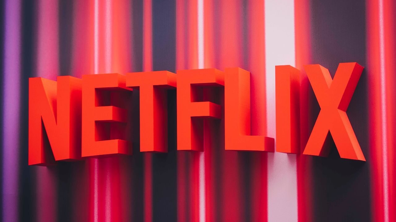 Netflix: stop alla condivisione delle password, costi extra per chi non è nel nucleo famigliare