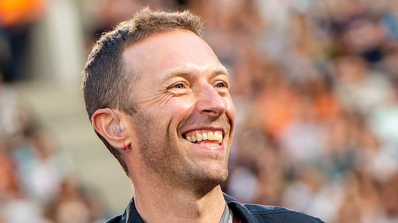 Chris Martin si gode una pizza napoletana molto speciale in attesa del concerto dei Coldplay [FOTO]