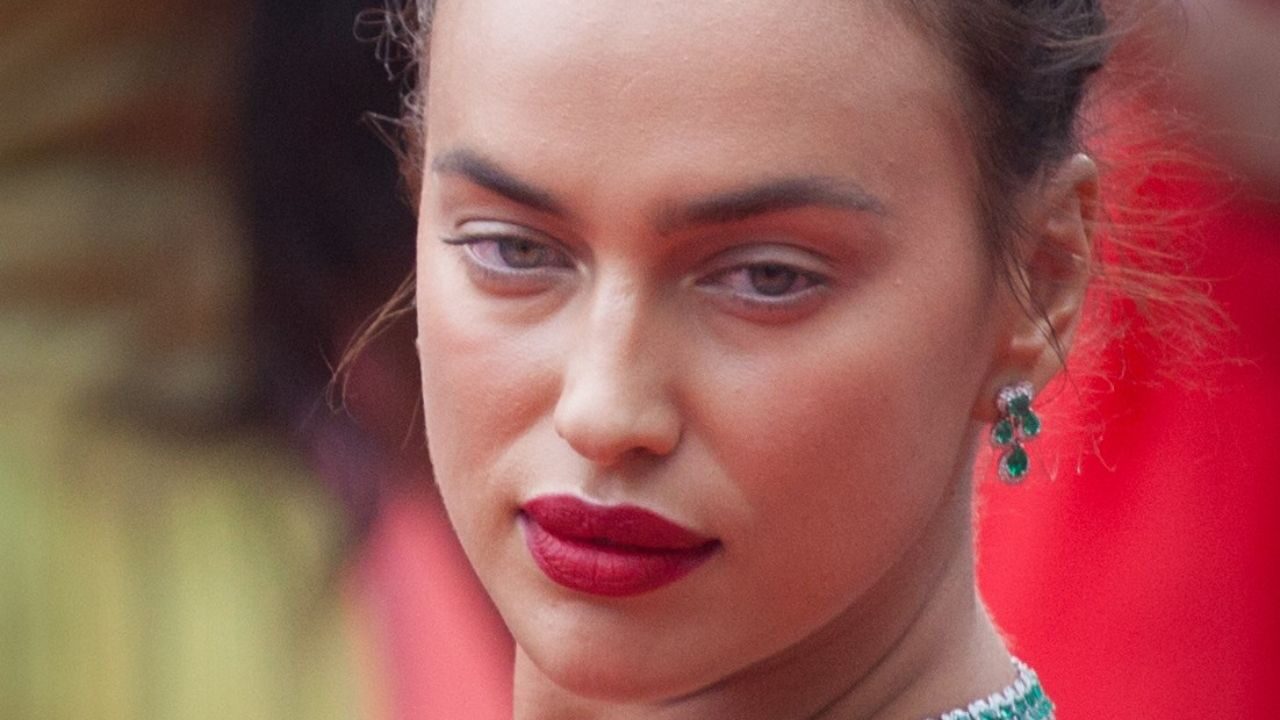 Irina Shayk e quell’abito sensualissimo in contrasto con un dettaglio che ha inorridito i fan!