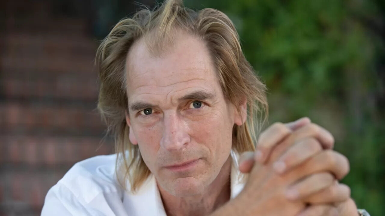 Julian Sands è stato dichiarato morto: i resti dell’attore ritrovati in montagna