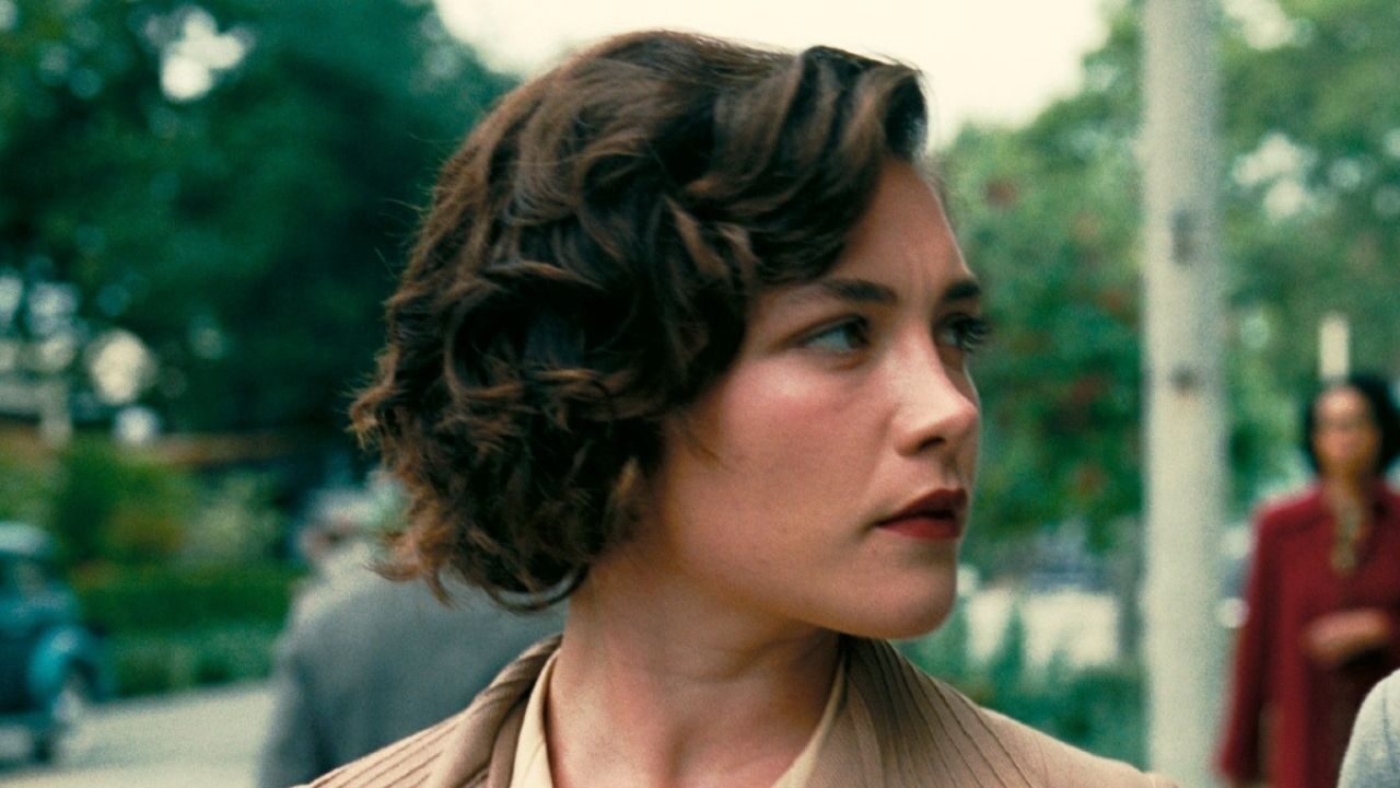 Oppenheimer e quella scena di nudo corretta con la CGI: ecco come appare Florence Pugh in India e in Medio Oriente [FOTO]