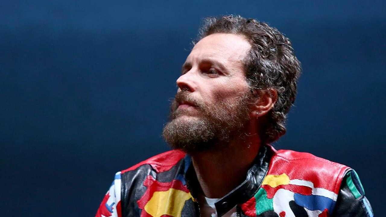 Jovanotti in sedia a rotelle dopo l’incidente a Santo Domingo costretto a rimandare il rientro in Italia: “Rischio la trombosi”