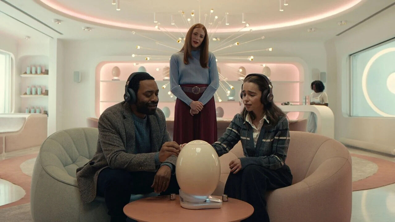 The Pod Generation: il trailer della commedia sci-fi con Emilia Clarke e Chiwetel Ejiofor