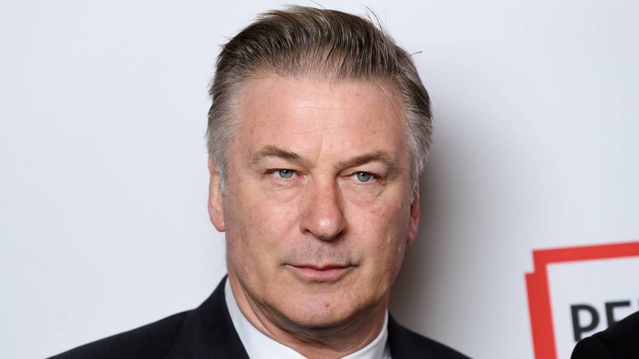 Alec Baldwin e la tragedia sul set di Rust: una nuova perizia rivela che l’attore ha premuto il grilletto!