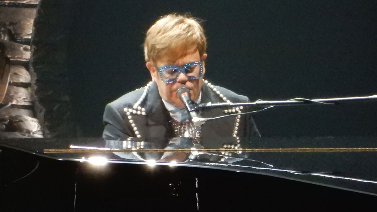 Elton John e il brutto incidente domestico: cos’è successo e come sta adesso il cantante