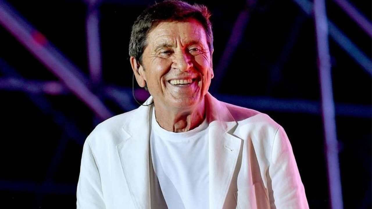 Gianni Morandi sorprende i passeggeri di un volo low cost cantando al microfono i suoi più grandi successi: il video è virale!