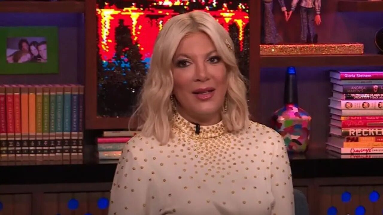 Tori Spelling ha problemi economici e vive in un camper con i suoi 5 figli: ecco cos’è successo alla loro casa