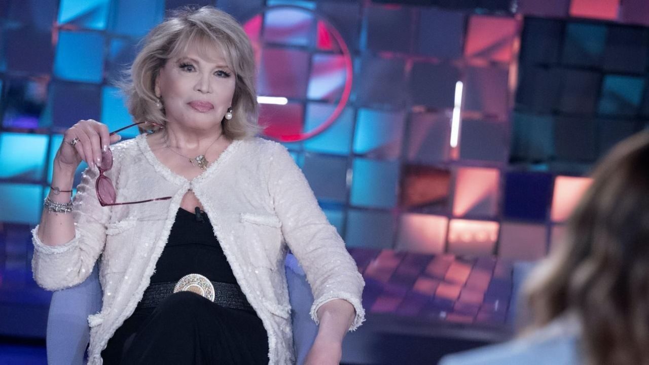 Amanda Lear sempre più disinibita: “devo andare, ho una vita sessuale”