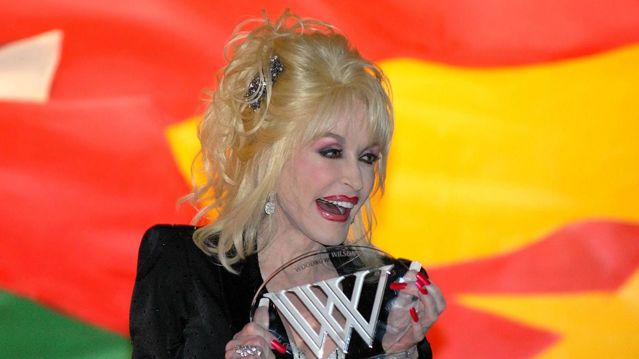 Dolly Parton: “mio marito non sopporta un mio particolare modo di acconciare i capelli”. Ecco quale!