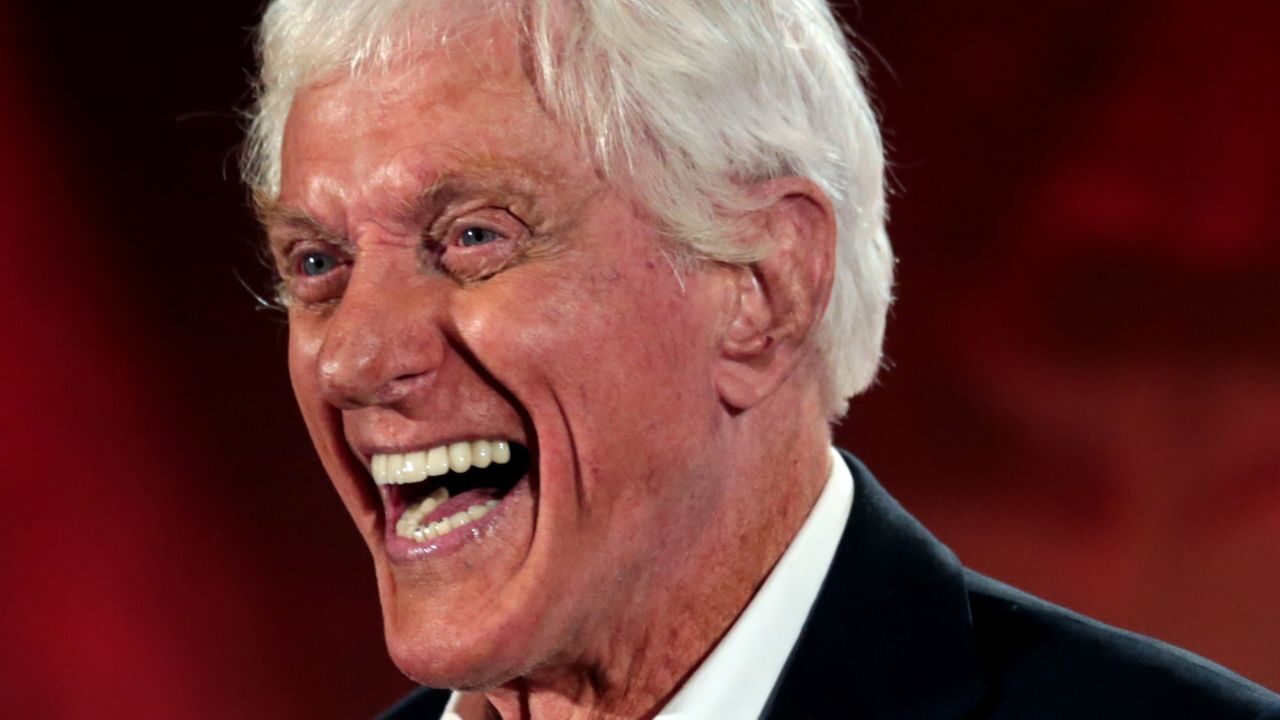 Dick Van Dyke e l’inedito retroscena della sua collaborazione con Julie Andrews: “ho avuto serie problemi a stare con lei”