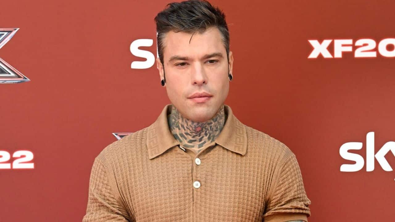 Fedez finalmente dimesso dall’ospedale rivela: “sono stato moribondo, ora devo curare la mia salute mentale”