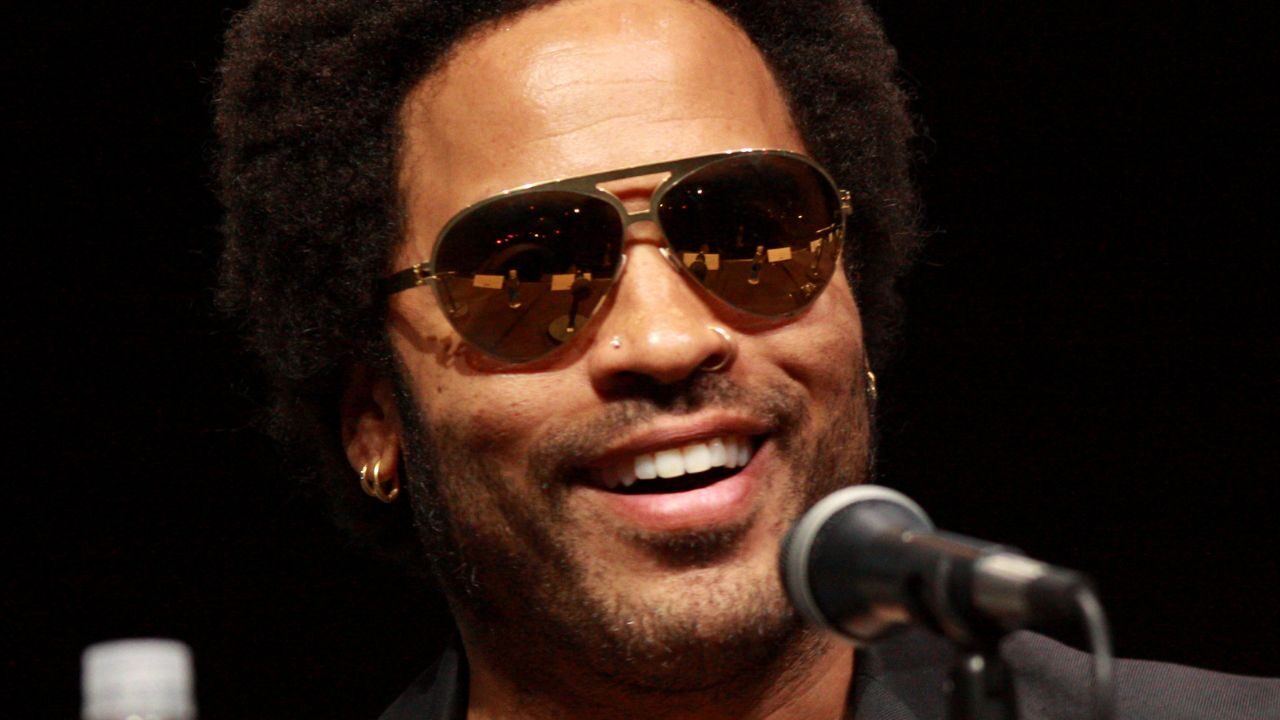 Lenny Kravitz nudo nel nuovo video che infiamma il web! Ecco qual è il suo segreto [FOTO]