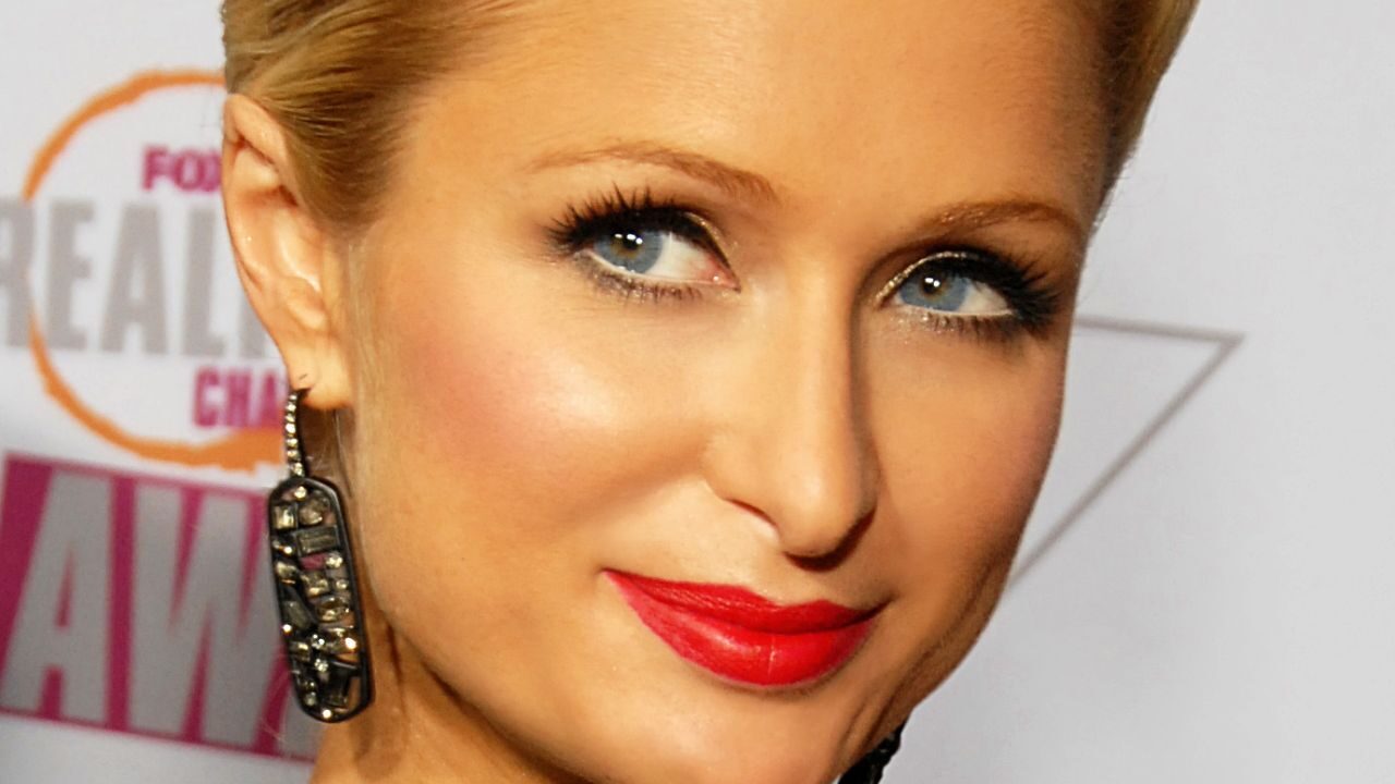 Paris Hilton reagisce alle inaccettabili critiche a un dettaglio fisico del suo bambino: “c’è gente malata in questo mondo”