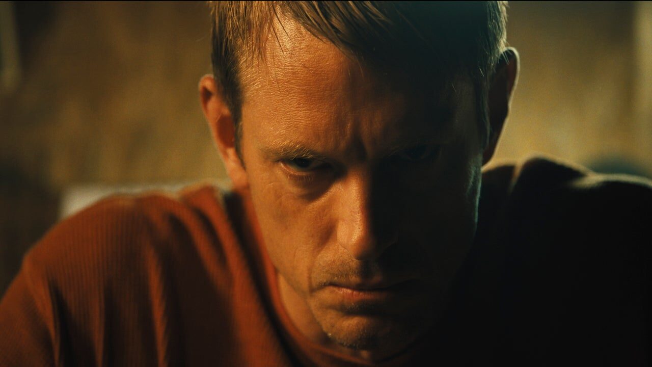 Silent Night: Joel Kinnaman ha provato il Method Acting, ma ha fallito miseramente