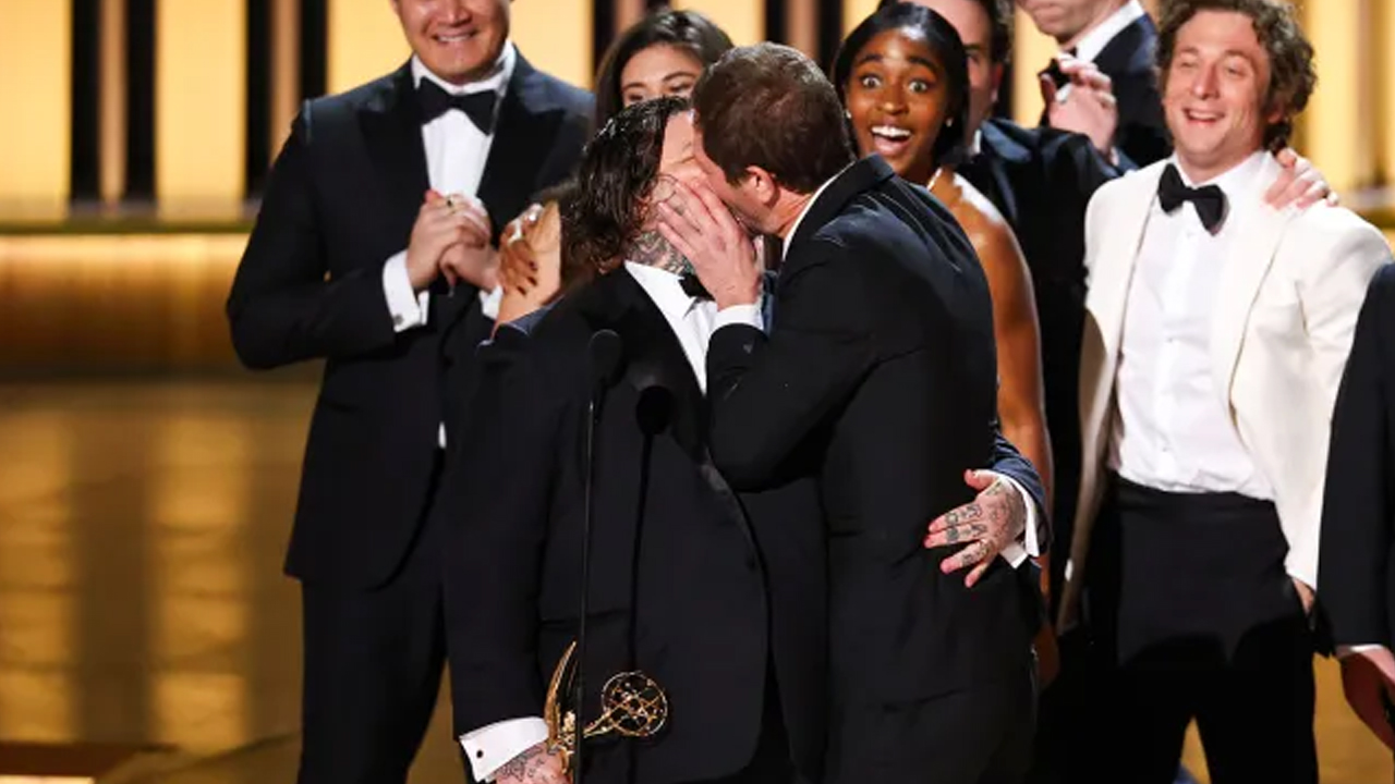 Emmy Awards 2023: il bacio tra i membri del cast di The Bear che ha sorpreso tutti