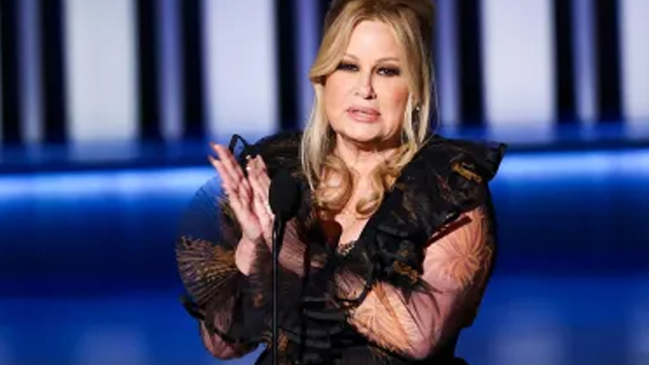 Emmy 2023: Jennifer Coolidge ringrazia gli “Evil Gays” dopo la vittoria