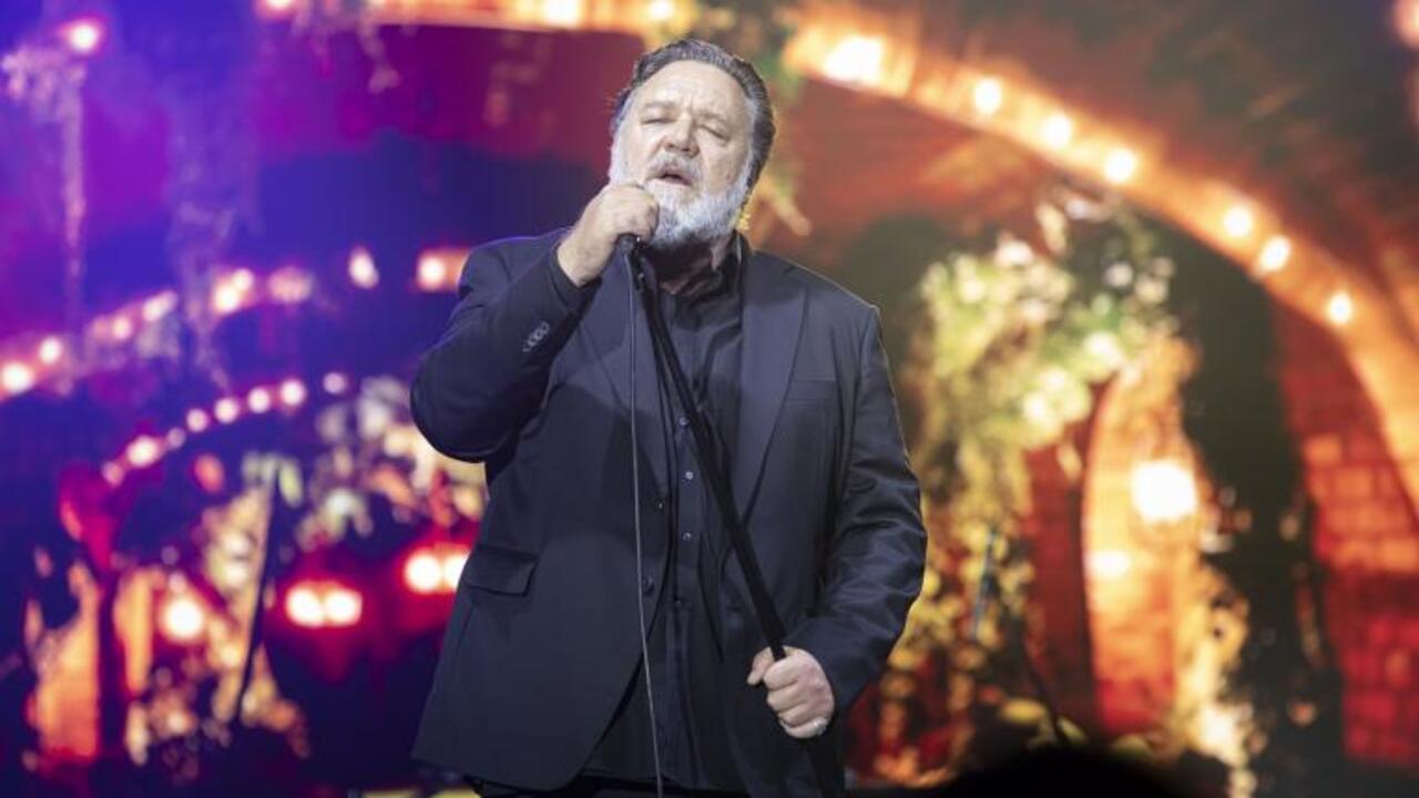 Sanremo 2024, Russell Crowe canta all’Ariston: la battuta su John Travolta è esilarante!