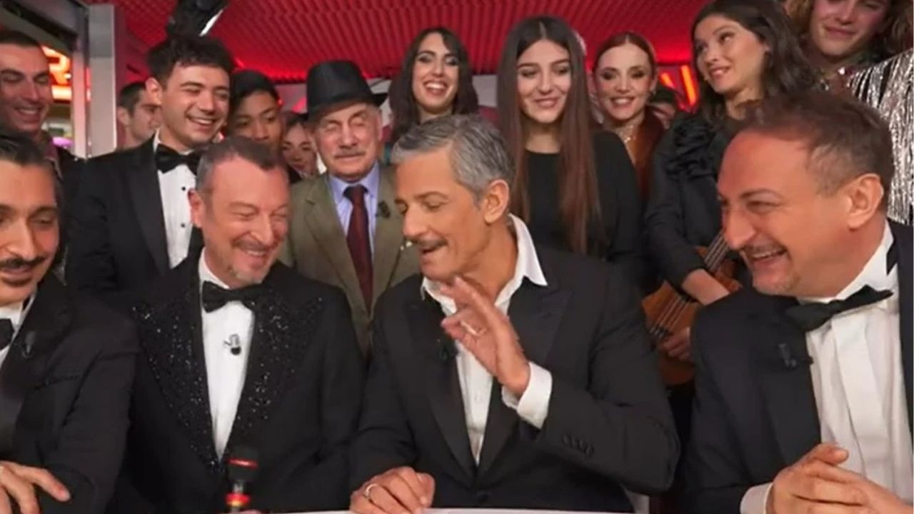 Sanremo 2024 – Fiorello, il caso Travolta e la replica inaspettata: “l’API ci denuncia”