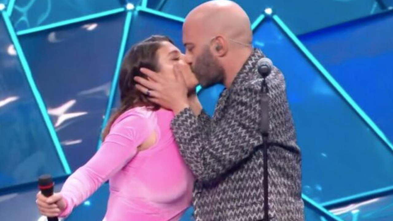 Sanremo 2024 e quel bacio improvviso fra Emma Marrone e Giuliano Sangiorgi: la spiegazione “delude” i fan [FOTO]