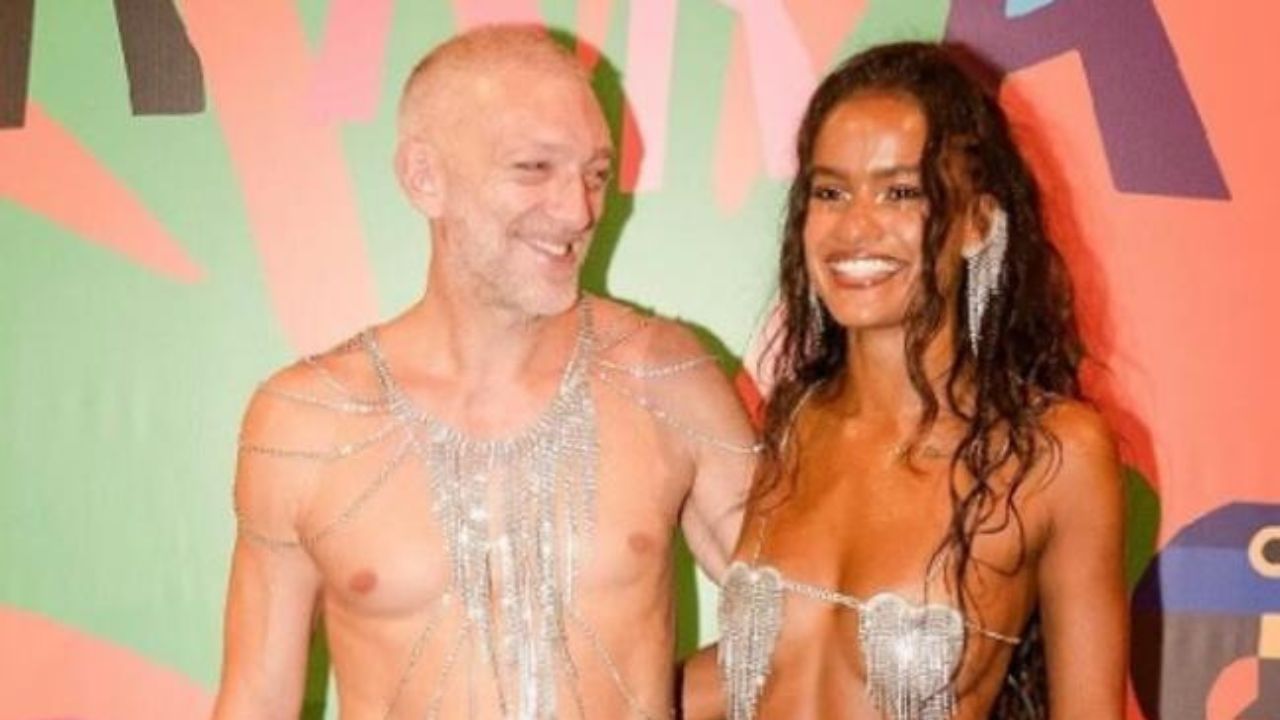 Vincent Cassel mezzo nudo con Narah Baptista al Carnevale di Rio - Cinematographe.it