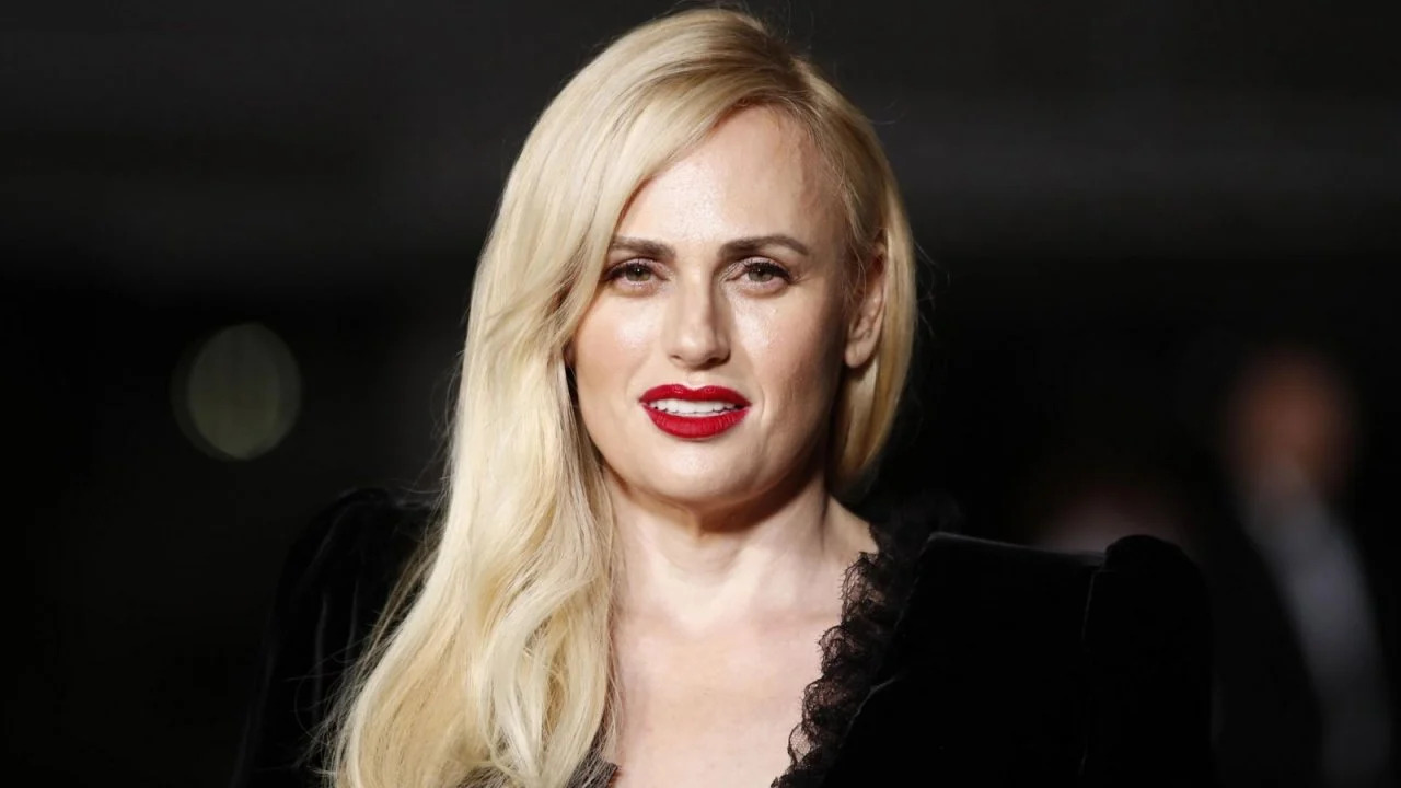 Rebel Wilson rivela a che età ha perso la verginità per lanciare un messaggio molto importante: “Liberatevi dalle pressioni”