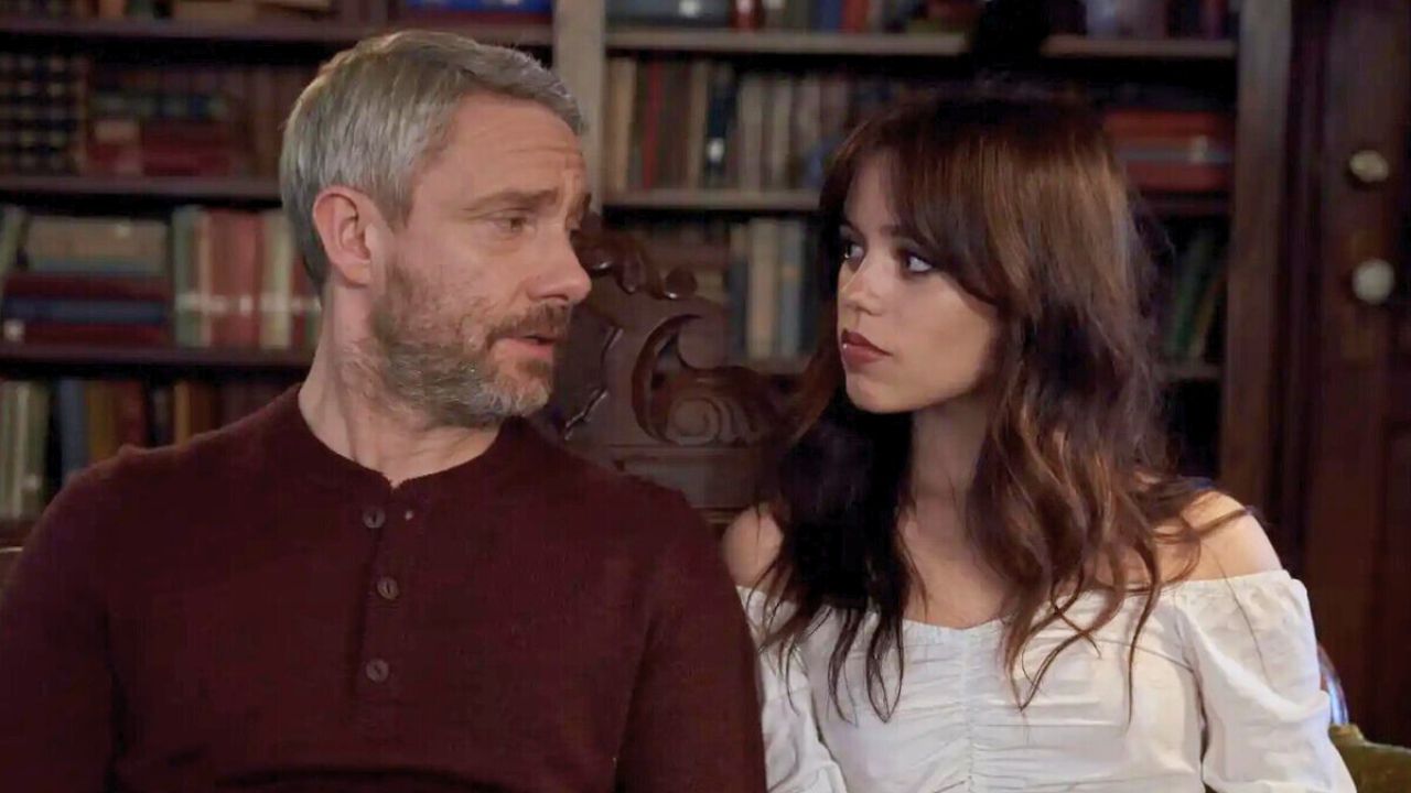 Martin Freeman ha realizzato un film in cui si innamora di Jenna Ortega (nonostante abbia 31 anni in più): l’attore si difende dalle polemiche