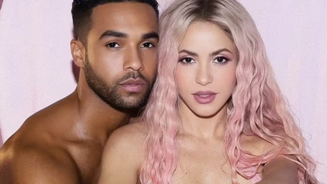 Shakira ritrova l’amore con l’attore Lucien Laviscount ma non mancano le critiche: “è un morto di fama”