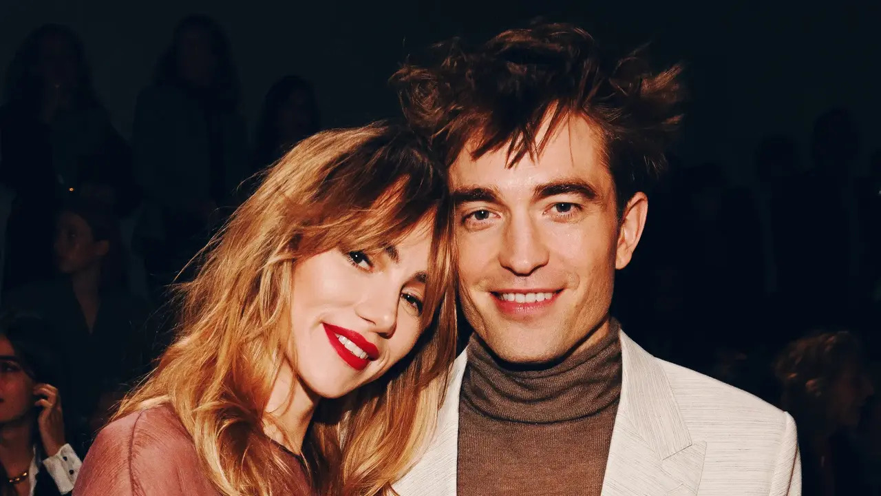 Suki Waterhouse presenta al mondo “l’angelo” nato dall’amore con Robert Pattinson: la dolcissima foto fa il giro del web!