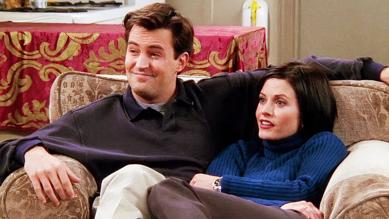 Friends: Courteney Cox riflette sulla scomparsa di Matthew Perry “Mi viene a trovare spesso”