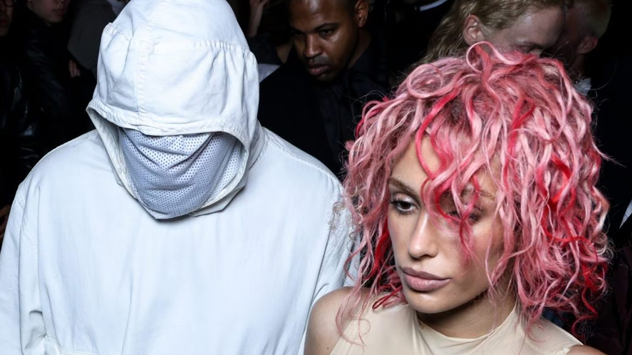 Bianca Censori e il look effetto nudo della Fashion Week: i capelli rosa sono il tocco finale! [FOTO]