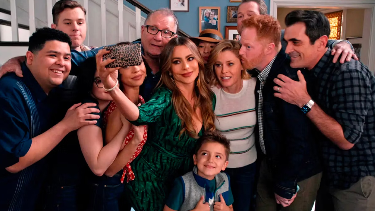 Modern Family: il cast riunito per un incredibile spot di WhatsApp