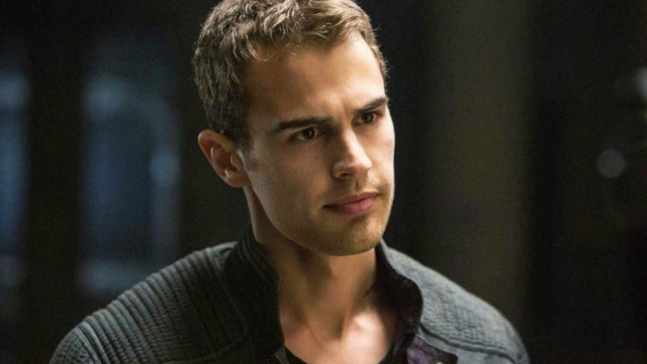 Theo James e il ricordo di un episodio shock: “mi lanciarono addosso una bottiglia piena di urina”