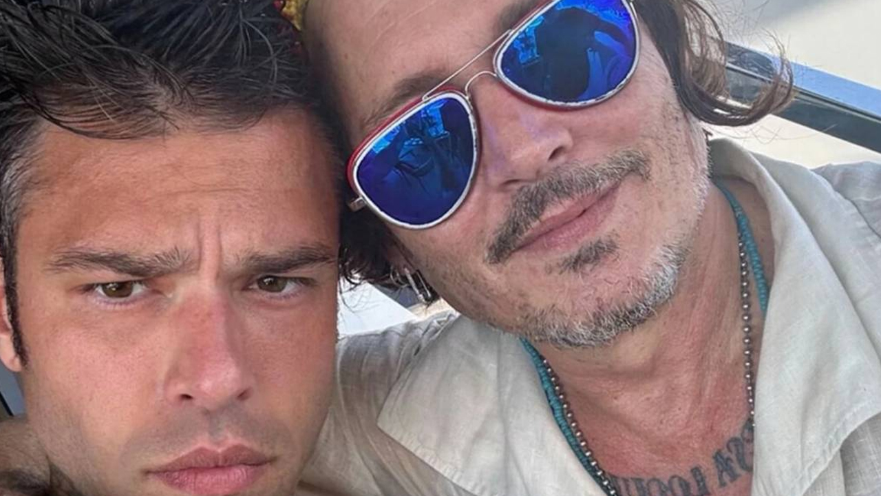 Cosa ci fa Fedez in barca con Johnny Depp? La foto e la telegrafica didascalia fanno impazzire gli utenti Instagram!