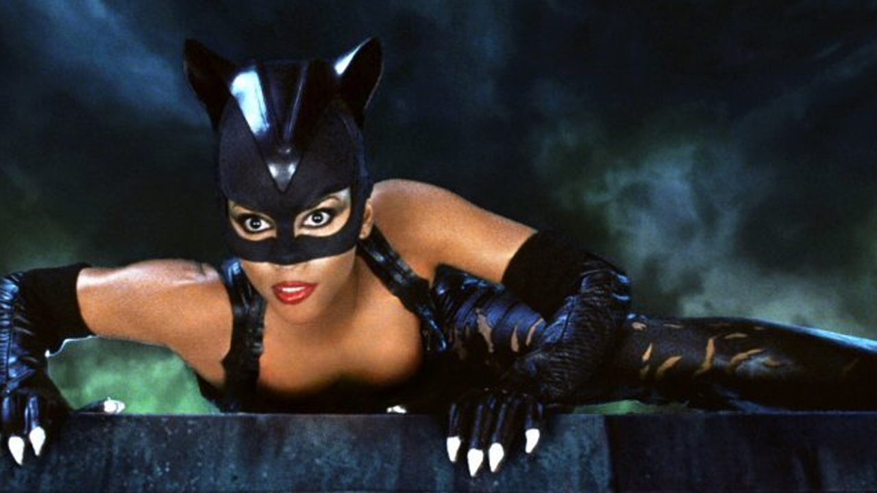 Halle Berry in topless coi sui gatti per festeggiare i 20 anni di Catwoman: “E ancora…miao!” [FOTO]