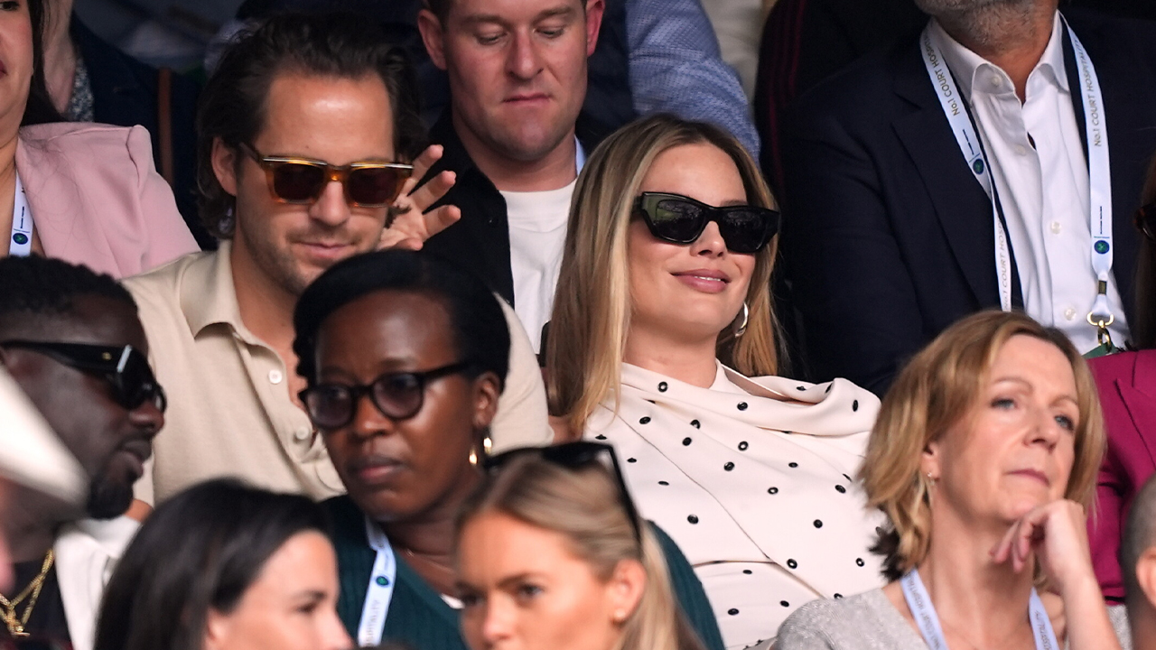 Margot Robbie e la prima uscita pubblica dopo la notizia della dolce attesa: l’attrice appare radiosa a Wimbledon! [FOTO]