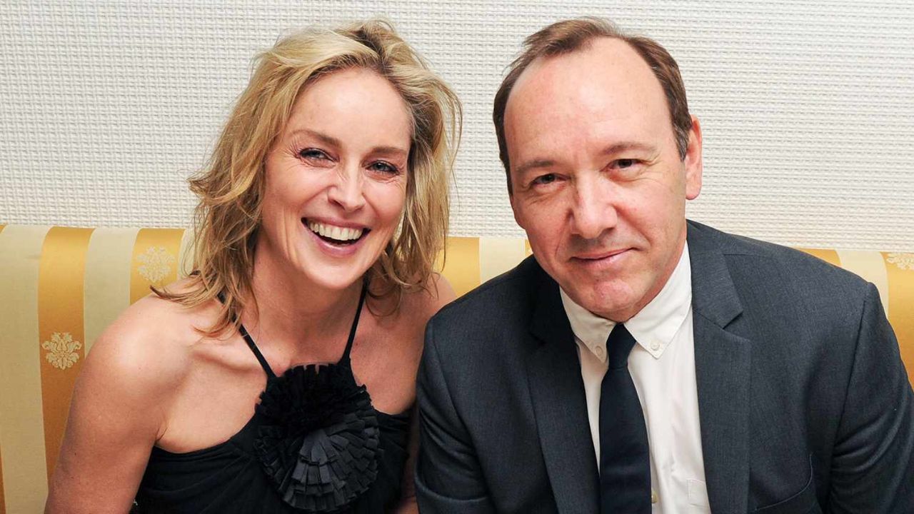 Sharon Stone difende Kevin Spacey, “vittima di omofobia”